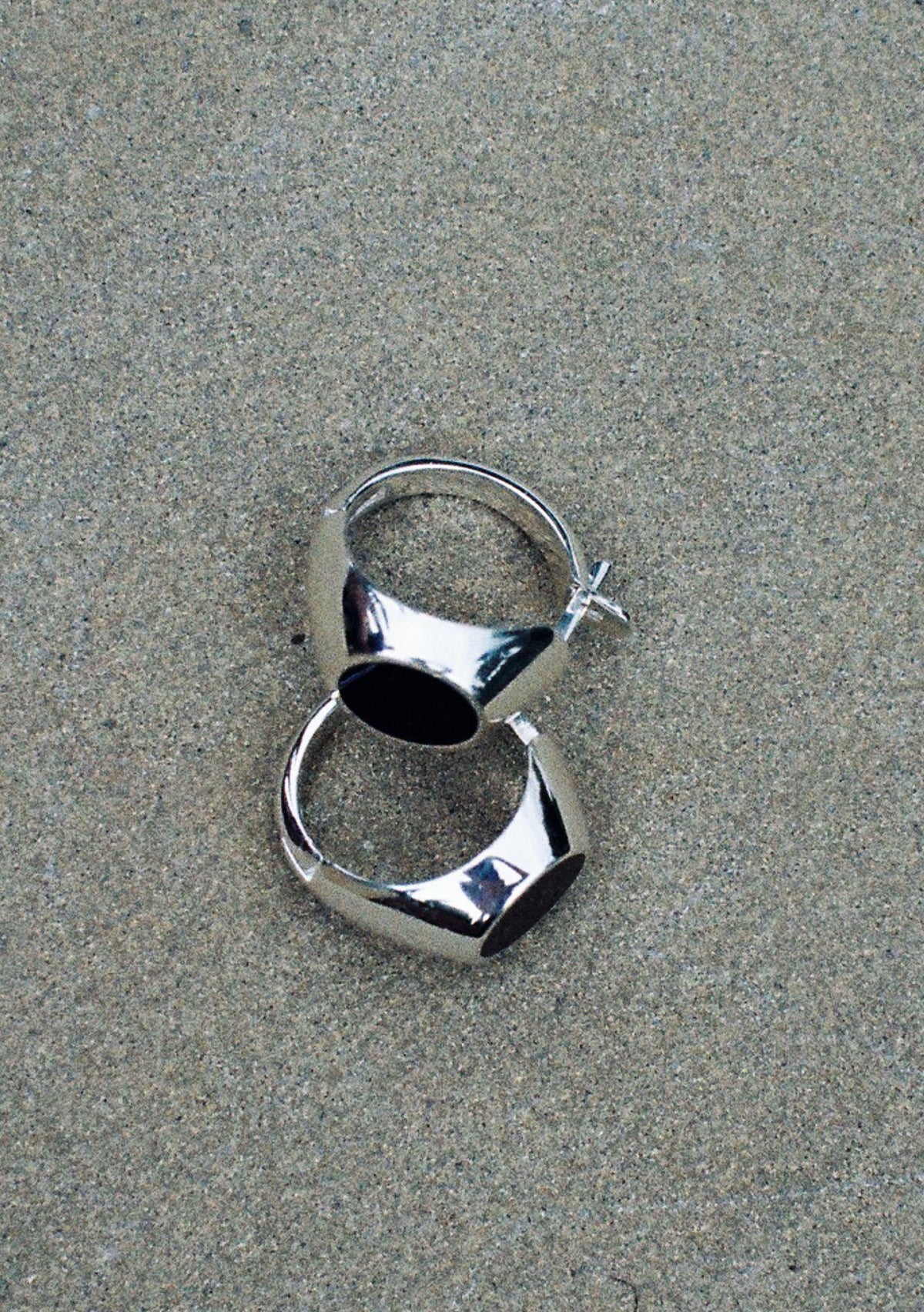 MURMAN -  black enamel mono earring